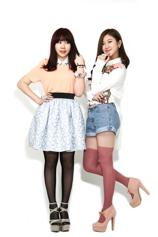 박지민(좌부터/가수/피프틴앤드)백예린(가수/피프틴앤드)
15&(피프틴앤드)’라는 이름의 소녀 듀오 박지민과 백예린이 부르는 ‘섬바디(SOMEBODY)’가 좋은 반응을 얻고 있다. ‘K팝스타 시즌 2’ 결선에서 선보인 컴백곡 ‘SOMEBODY’가 맑은 박지민의 목소리와 허스키 톤의 백예린의 목소리로 잘 어우러진다. 지난해 발표한 15&의 데뷔 싱글이었던 ‘아이 드림(I Dream)’이 발라드인 데 반해, 이번에 부르고 있는 ‘SOMEBODY‘는 발랄하고 리듬감 넘치는 댄스곡이다.