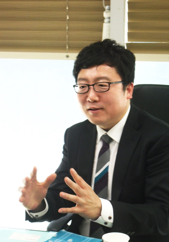 안병익(기업인/교수/씨온대표이사/건국대학교 정보통신대학원겸임교수)
안 대표는 KT 연구원으로 일하던 시절부터 전자지도 서비스업체인 포인트아이를 설립하고 현재 씨온에 이르기까지 ‘위치정보’라는 키워드에 20여년 간 몰두해 온 위치서비스 베테랑이다. IT 버블 등 위기도 있었지만 최근 위치기반 서비스가 스마트디바이스 핵심 기술이 되면서 그의 선견지명이 빛을 발하고 있다.