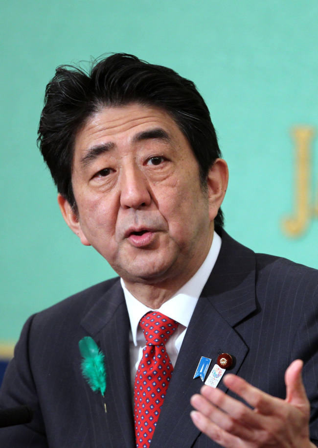 아베신조(AbeShinzo/정치인/일본총리)
Shinzo Abe, Japan's prime minister, speaks during a news conference at the Japan National Press Club in Tokyo, Japan, on Friday, April 19, 2013. Abe said new Bank of Japan Governor Haruhiko Kuroda is carrying out bold monetary easing. Photographer: Koichi Kamoshida/Bloomberg *** Local Caption *** Shinzo Abe
Shinzo Abe.   Yonhap News