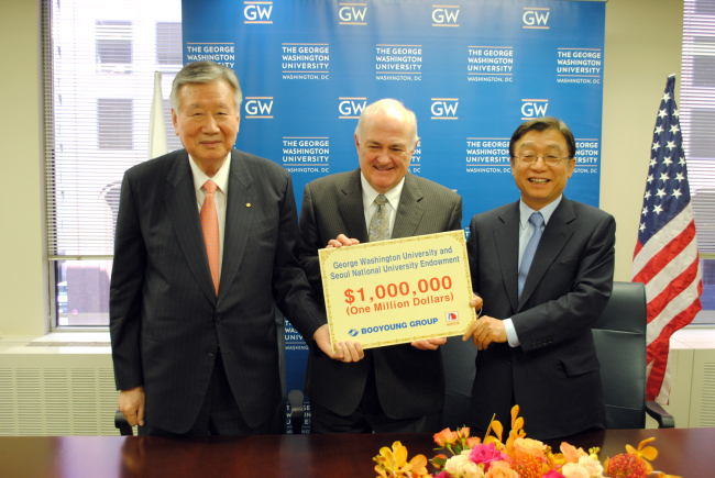 Booyoung Group chairman Lee Joong-keun (left), Seoul National University president Oh Yeon-cheon (right) and George Washington University president Steven Knap pose after attending a donation ceremony at George Washington University in Washington, D.C., on Wednesday.   Booyoung Group