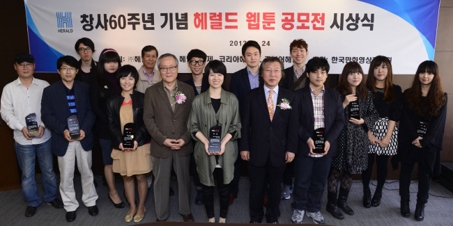 창사 60주년 기념 헤럴드웹툰 공모전시상식.<br />박해묵 기자. mook@heraldcorp.com 2013.04.24
Seung Jeong-yeon (fifth from left), the top prize winner of the Herald Webtoon Contest, poses for a photo with famed cartoonist and chief judge Lee Doo-ho (fourth from left); Lee Young-man (fifth from right), the CEO and publisher of Herald Corp.; Kim Gyeong-yeon, the second-prize winner (fourth from right) and other winners following the award ceremony held at the Herald building in Seoul on Wednesday.   Park Hae-mook/The Korea Herald