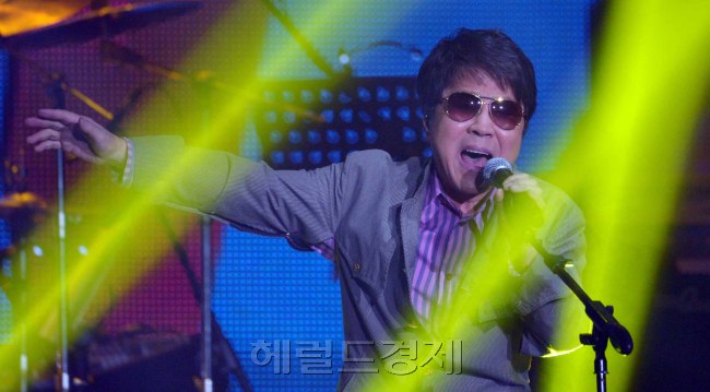 조용필(가수)
가수 조용필이 23일 오후 서울 송파구 방이동 올림픽공원 올림픽홀에서 19집 앨범 ‘헬로(Hello)’ 발매 쇼케이스를 하고 있다.
