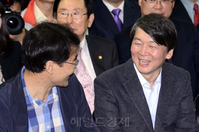 4.24 재보궐선거 서울 노원병에 출마한 안철수 무소속 후보가 24일 서울 상계동 선거사무소에서 출구조사 결과를 기다리며 캠프관계자들과 환하게 웃고 있다. 박해묵 기자/mook@heraldcorp.com