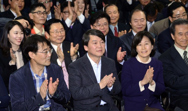 4.24 재보궐선거 서울 노원병에 출마한 안철수 무소속 후보가 24일 서울 상계동 선거사무소에서 출구조사 결과를 지켜본 뒤 캠프관계자들과 박수를 치고 있다. 박해묵 기자/mook@heraldcorp.com
Ahn Cheol-soo (second from left) and campaign officials applause at his office in Nowon, Seoul, Wednesday as the votes are counted. Park Hae-mook/The Korea Herald