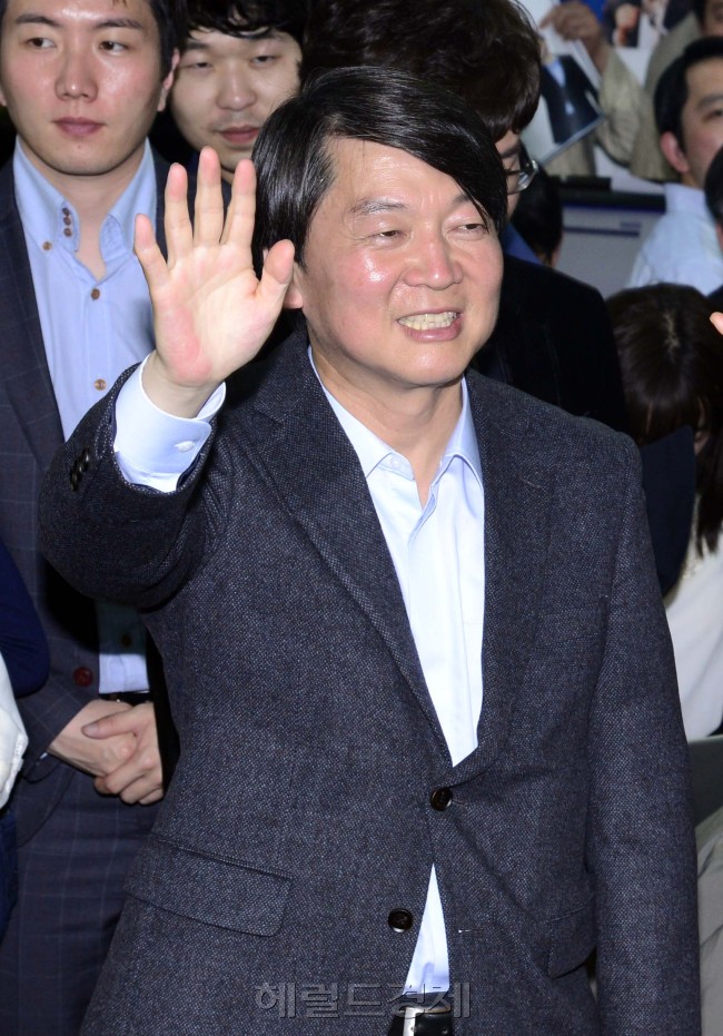 4.24 재보궐선거 서울 노원병에 출마한 안철수 무소속 후보가 24일 서울 상계동 선거사무소에서 출구조사 결과를 지켜본 뒤 취재진을 향해 손을 흔들고 있다. 박해묵 기자/mook@heraldcorp.com
4.24 재보궐선거 서울 노원병에 출마한 안철수 무소속 후보가 24일 서울 상계동 선거사무소에서 출구조사 결과를 지켜본 뒤 취재진을 향해 손을 흔들고 있다. 박해묵 기자/mook@heraldcorp.com