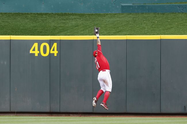 <YONHAP PHOTO-0289> CINCINNATI, OH - APRIL 24: Shin-Soo Choo #17 of the Cincinnati Reds makes a catch against the center field wall to rob a hit from Anthony Rizzo of the Chicago Cubs during the game at Great American Ball Park on April 24, 2013 in Cincinnati, Ohio. Joe Robbins/Getty Images/AFP== FOR NEWSPAPERS, INTERNET, TELCOS & TELEVISION USE ONLY ==../2013-04-25 06:31:28/ <저작권자 ⓒ 1980-2013 ㈜연합뉴스. 무단 전재 재배포 금지.>
Cincinnati Reds center fielder Choo Shin-soo makes a catch against the wall on Wednesday.   AFP-Yonhap News