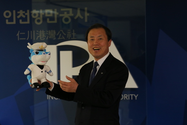 김춘선(공기업인/전공무원/인천항만공사사장)
인천항만공사 김춘선<사진> 사장이 공기업에 요구되는 사회적 책임활동을 선도한 경영행보를 인정받아 포브스코리아가 주관하고 산업통상자원부가 후원해 선정한 사회책임경영상 대상을 수상했다.