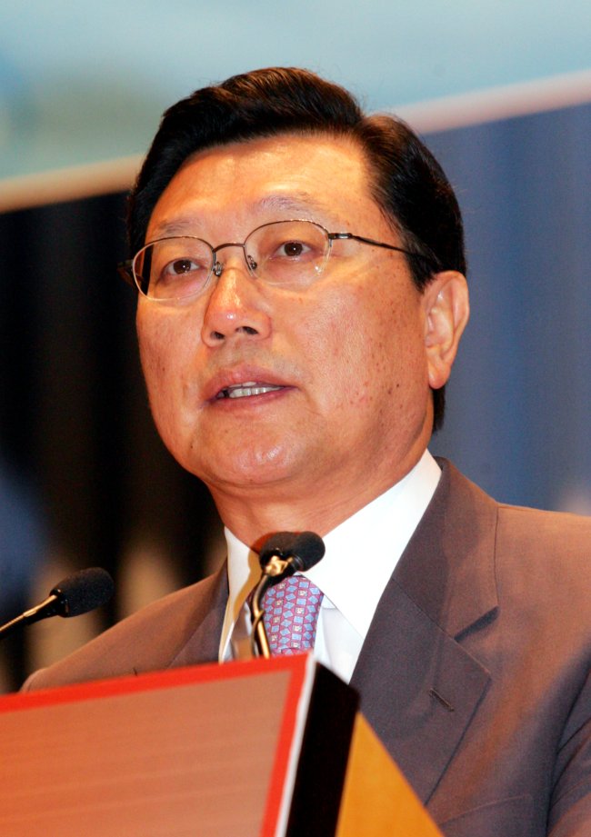 정덕구(연구인/전국회의원/니어재단이사장)
정덕구<사진> 니어재단 이사장(전 산업자원부 장관)은 25일 “일본이 경제 공동체에 대한 의식 부재로 인해 지역 리더로서의 지도력을 상실했다”며 출범 후 엔저 정책을 펴고 있는 일본 정부를 비판했다.