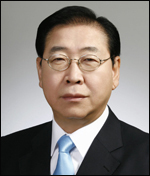 정준양(기업인/포스코회장/한국공학한림원회장)
정준양<사진>포스코 회장이 최근 논란이된 계열사 임원의 이른바 ‘기내 승무원 폭행’ 논란과 관련 “포스코 이미지에 지울 수 없는 상처가 됐다”며 “나 자신이 먼저 깊이 반성하며 임직원 모두 부끄러움을 느끼고 반성해야 한다”고 강조했다.