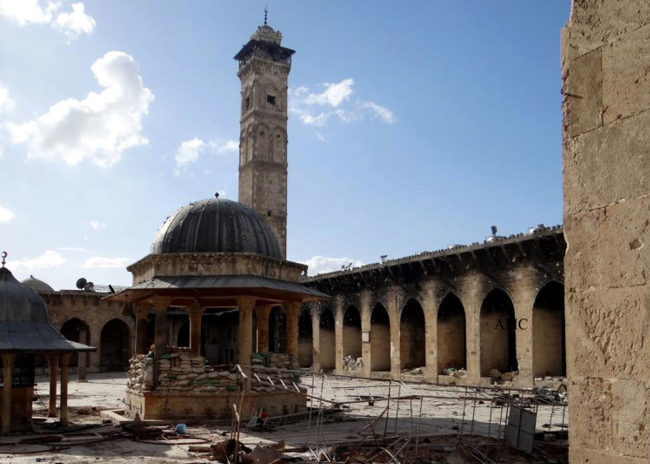 This March 6 citizen journalism image provided by Aleppo Media Center shows the minaret of a famed 12th-century Umayyad mosque before it was destroyed by the shelling Wednesday in the northern city of Aleppo, Syria.   AP-Yonhap News