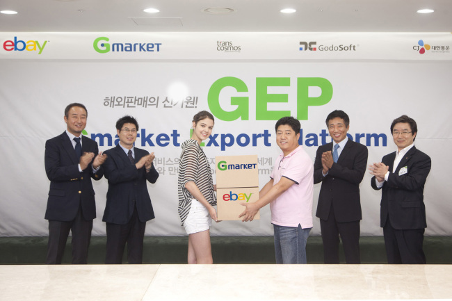 eBay Korea vice president Choi Moon-seok (second from right) applauds with executives of partner firms TCK, Godosoft and CJ Korea Express at eBay Korea headquarters in Seoul as they launch a “Global Export Platform” to support small businesses’ exports in August. eBay Korea