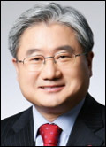 김대훈(기업인/LGCNS대표이사)
네트워크 기술의 발달과 각종 스마트기기의 보급으로 발생한 데이터와 정보의 증가로 사람과 사람, 사람과 사물 사이의 연결이 폭발적으로 증가하는 현상인 ‘초연결’이 새롭게 조명받고 있다.