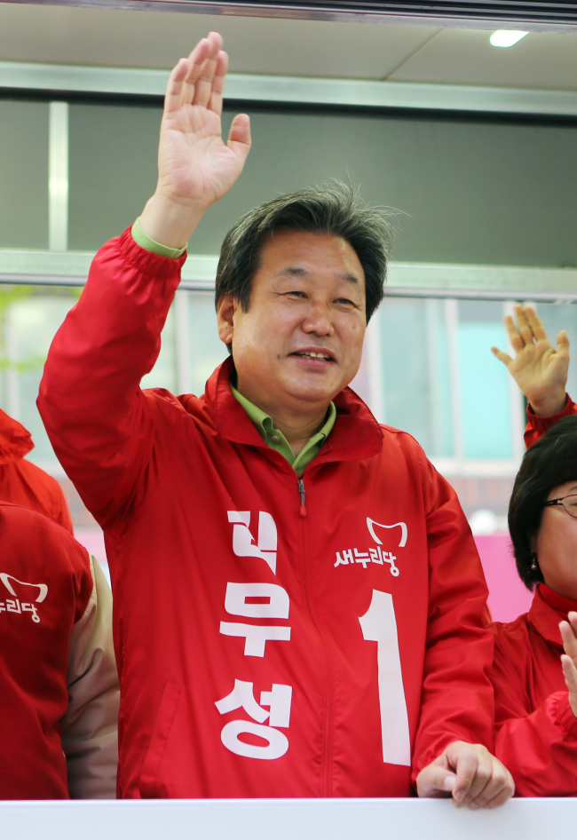 김무성(정당인/국회의원)
Upon his landslide win in the parliamentary by-election Wednesday, Saenuri Party veteran Kim Moo-sung is setting off ripples across the political arena.