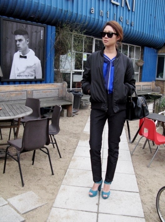 공효진(영화배우/탤런트)
25일 슈즈 브랜드 ‘슈콤마보니’는 지난 9일 런던으로 출국한 공효진의 근황이 담긴 사진을 공개했다. 이곳에서 공효진은 슈콤마보니와 세번째 시즌 콜라보레이션 컬렉션을 준비하고 귀국한 것으로 알려졌다.