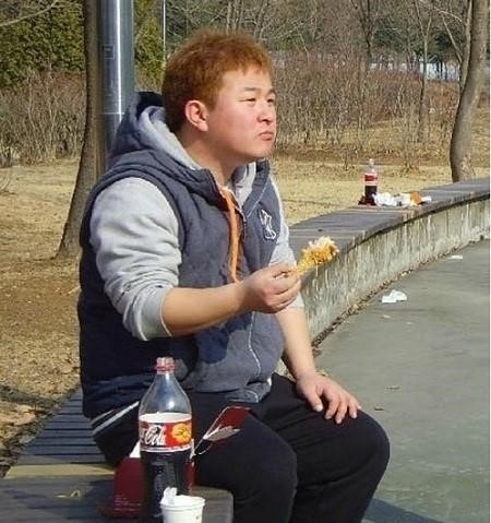 허각(가수)
가수 허각이 ‘동네 흔한 연예인’이라는 제목으로 화제가 된 사진에 대해 해명했다.
