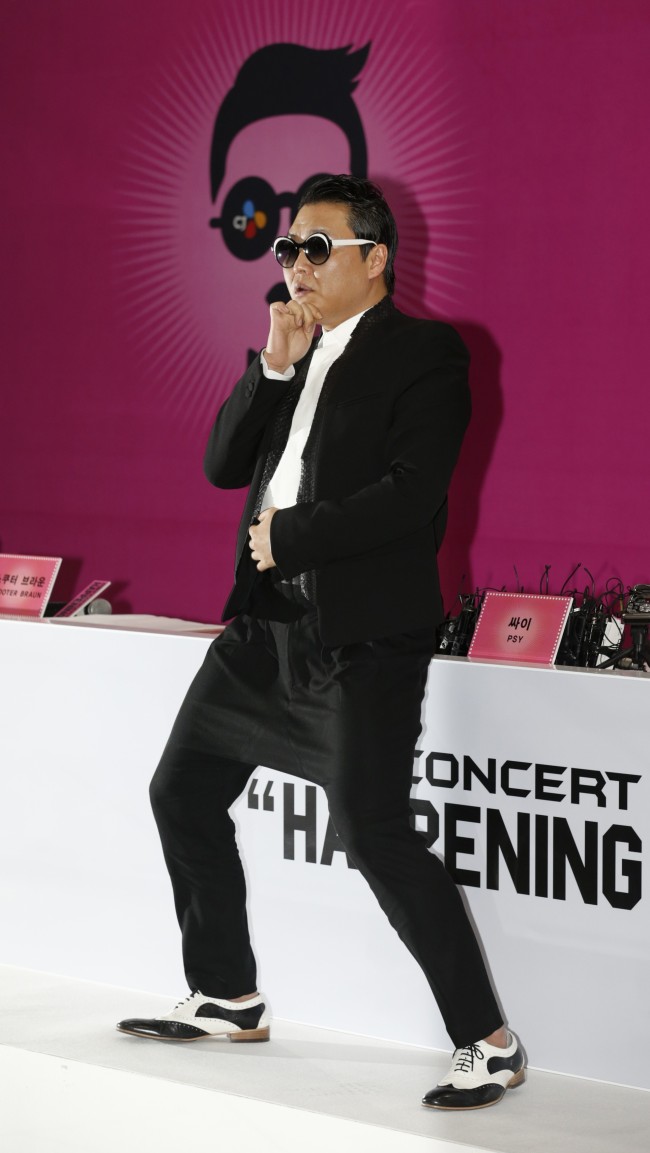 싸이(박재상/가수/음악PD)
With his new song “Gentleman” gaining popularity, South Korean rapper PSY’s fashion has attracted the international spotlight.