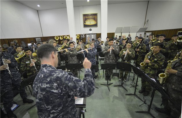 South Korean and U.S. naval bands rehearse earlier this week.   ROK Navy