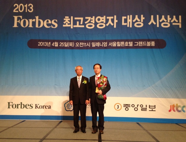 최홍철(공기업인/전공무원/경기평택항만공사사장)
경기평택항만공사(사장 최홍철)가 주요 정책사업으로 펼친 고객만족 증진활동에 대한 공로를 인정받았다.