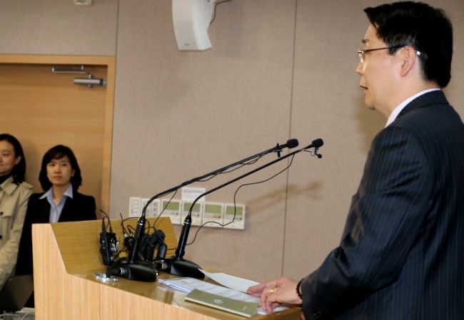 김형석 통일부 대변인이 25일 정부서울청사에서 긴급 브리핑을 열어 개성공단 사태의 해결을 위한 책임 있는 남북 당국간 개성공단 실무회담 개최를 공식 제의하고 있다. (연합뉴스)