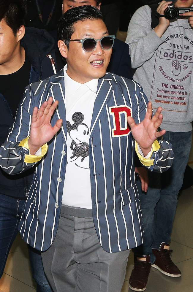 싸이(박재상/가수/음악PD)
Rapper Psy left for the U.S. on a three-month promotional tour of “Gentleman” on Thursday morning.