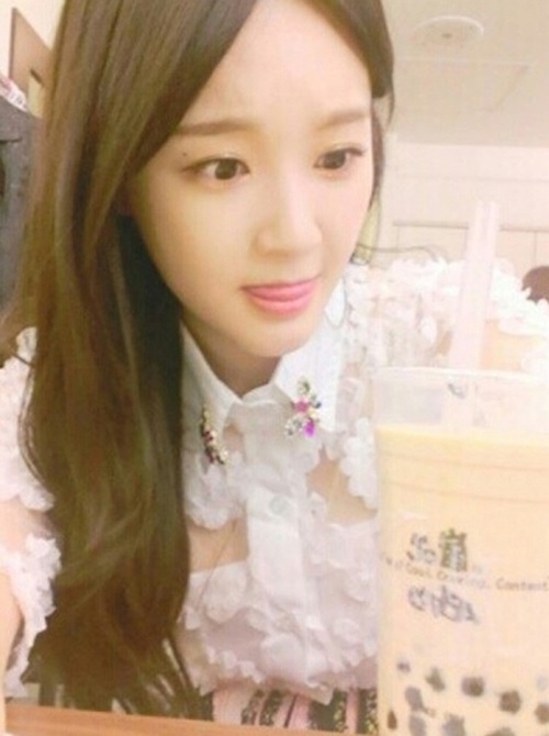 강민경(가수/탤런트/다비치)
25일 강민경은 자신의 트위터에‘타이완 밀크 버블티’라는 간단한 글과 함께 셀카 사진을 공개했다.