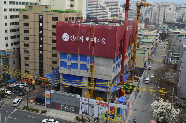 오피스텔은 땅값이 낮고 임차 수요가 많은 역세권 주변을 골라 투자하는 게 가장 효과적이다. 투자한 오피스텔을 매각할 때는 입주직후를 피하고 입주 5~7년 뒤 매도하는 게 최고의 수익률을 올리는 투자 비결이다. 사진은 수익률이 6% 이상 나오고 있는 서울 대림역 인근 오피스텔 공사현장.