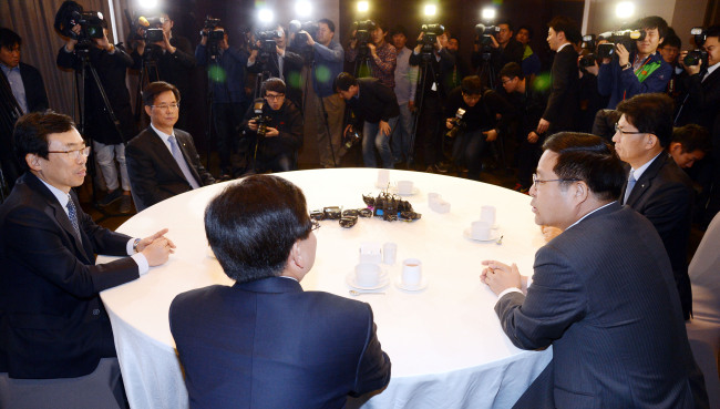 경제5단체 부회장들이 26일 오전 서울 중구 플라자호텔에서 경제현안 관련 긴급회동을 갖고 있다. 시계방향으로 중소기업중앙회 송재희 부회장, 한국경영자총협회 김영배 부회장, 대한상공회의소 이동근 부회장, 전국경제인연합회 이승철 부회장,한국무역협회 김무한 전무./안훈기자 rosedale@ 2013.04.26
경제5단체 부회장들이 26일 오전 서울 중구 플라자호텔에서 경제현안 관련 긴급회동을 갖고 있다. 시계방향으로 중소기업중앙회 송재희 부회장, 한국경영자총협회 김영배 부회장, 대한상공회의소 이동근 부회장, 전국경제인연합회 이승철 부회장,한국무역협회 김무한 전무./안훈기자 rosedale@ 2013.04.26
경제5단체 부회장들이 26일 오전 서울 중구 플라자호텔에서 경제현안 관련 긴급회동을 갖고 있다. 시계방향으로 중소기업중앙회 송재희 부회장, 한국경영자총협회 김영배 부회장, 대한상공회의소 이동근 부회장, 전국경제인연합회 이승철 부회장,한국무역협회 김무한 전무./안훈기자 rosedale@ 2013.04.26