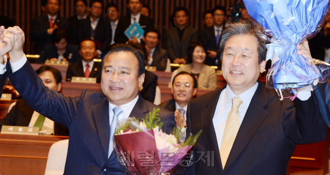 4.24 재보선 국회의원에 당선된 새누리당 김무성 이완구 의원이 26일 오전  의원총회에 참석해 꽃다발을 받고 있다. 박현구 기자phko@heraldcorp.com
4.24 재보선 국회의원에 당선된 새누리당 김무성 이완구 의원이 26일 오전  의원총회에 참석해 꽃다발을 받고 있다. 박현구 기자phko@heraldcorp.com
4.24 재보선 국회의원에 당선된 새누리당 김무성 이완구 의원이 26일 오전  의원총회에 참석해 꽃다발을 받고 있다. 박현구 기자phko@heraldcorp.com
