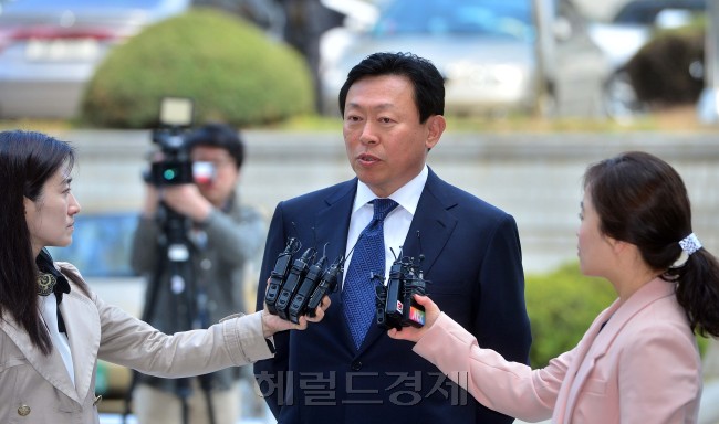 국회 국정감사와 청문회에 불참한 혐의로 재판에 회부된 신동빈 롯데그룹 회장이 26일 첫 공판을 받기위해 서울중앙지법으로 들어오고 있다.<br />이상섭 기자. babtong@heraldcorp.com 2013.04.26
법원 출두한 신동빈 롯데회장