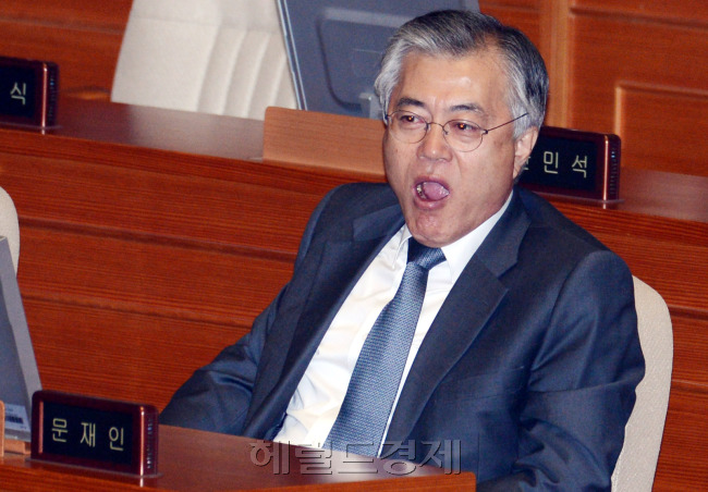 4.24 재보선 국회의원에 당선된 무소속 안철수(오른쪽)새누리당 김무성 이완구 의원이 26일 오전 본회의에서 선서를 하고 있다. 하품하는 문재인.박현구 기자phko@heraldcorp.com
4.24 재보선 국회의원에 당선된 무소속 안철수(오른쪽)새누리당 김무성 이완구 의원이 26일 오전 본회의에서 선서를 하고 있다. 하품하는 문재인.박현구 기자phko@heraldcorp.com