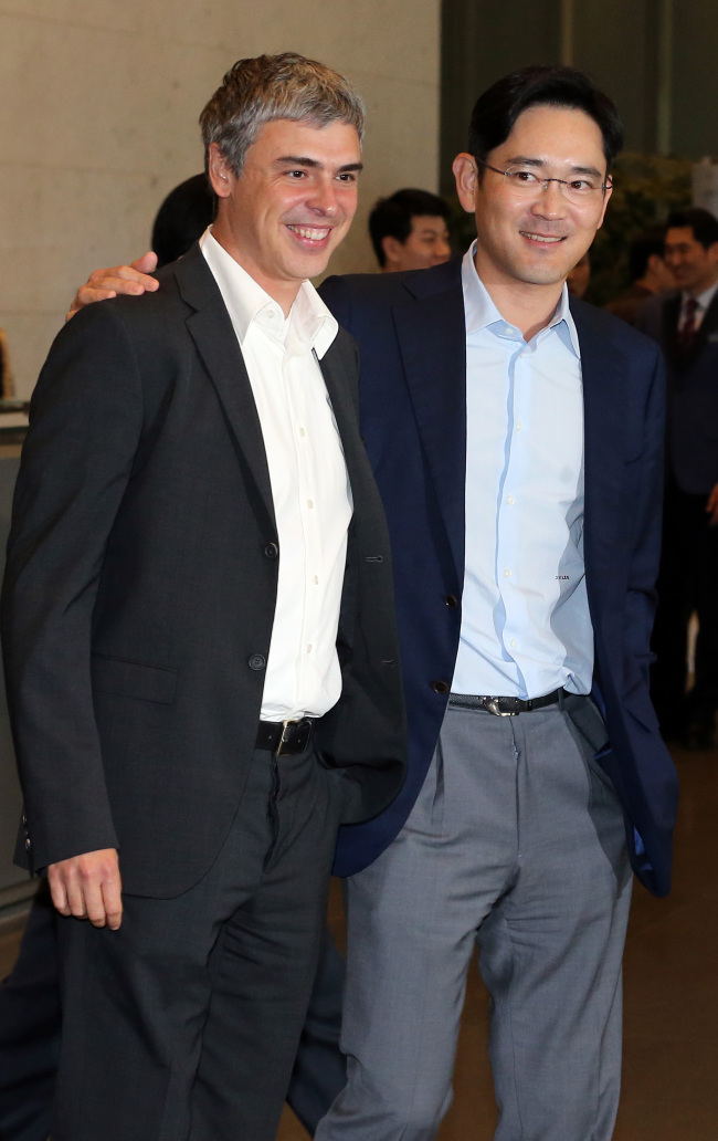 Samsung Electronics Vice Chairman Lee Jay-yong (right) and Larry Page, the co-founder and CEO of Google, pose after having a luncheon at Samsung Electronics’ Seoul office in Seocho-dong on Friday.   Yonhap News