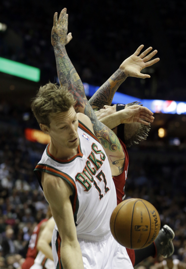 Milwaukee Bucks’ Mike Dunleavy (17) is fouled by Miami Heat’s Chris Andersen as they go after a rebound during the first half of Game 3 in their first-round NBA basketball playoff series in Milwaukee, Wisconsin, Thursday.   AP-Yonhap News
