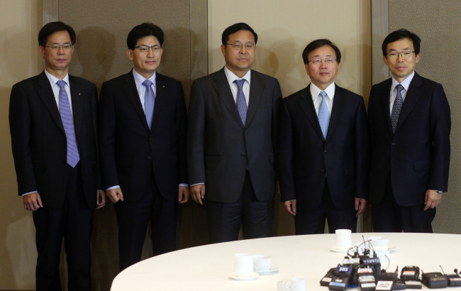 Representatives of the nation’s five pro-conglomerate organizations including Kim Mu-han, executive director of Korea International Trade Association (left) and Kim Young-vae, vice chairman of the Korea Employers’ Federation (third from left), held an emergency meeting at the Seoul Plaza Hotel on Friday.   Yonhap News