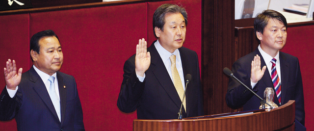 Newly elected lawmakers Lee Wan-koo (left) and Kim Moo-sung (center), both from the ruling Saenuri Party, and independent Ahn Cheol-soo take oaths at the National Assembly on Friday.
(Park Hyun-koo/The Korea Herald)