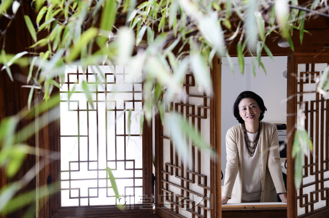 김영명(문화기관단체인/예올이사)
서울 북촌의 빌딩숲 사이에 자리잡은 자그마한 한옥. ‘우리문화 지킴이’를 자임하는 재단법인 ‘예올’의 가회동 한옥이다. 올들어 새단장을 마친 이 한옥에서 김영명(57) 이사장은 부여의 전통미를 되살린 질박한 토기를 들고 입을 열었다.