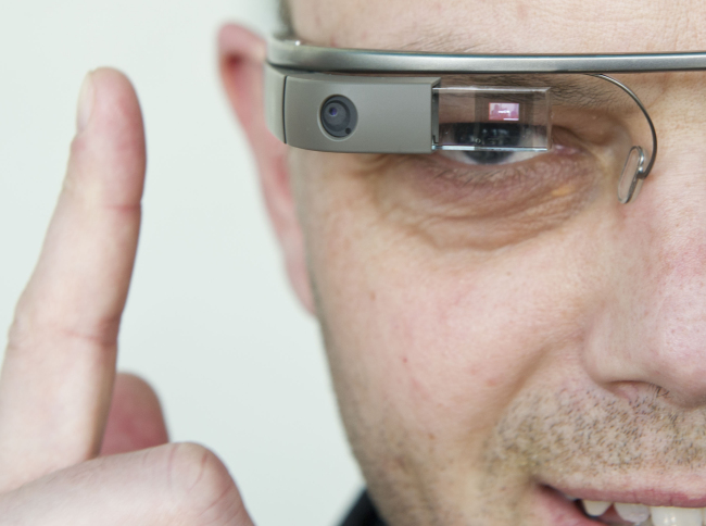 A visitor of the “NEXT Berlin” conference tries out the Google Glass in Berlin on Wednesday.    AFP-Yonhap News