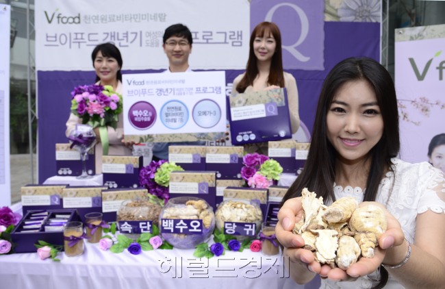 한국야쿠르트가 28일 오전 서울 청계광장에서 중년 여성을 위한 '브이푸드 갱년기 프로그램' 출시 행사를 진행한 가운데 모델들이 '브이푸드 갱년기 프로그램'을 선보이고 있다. 박해묵 기자/mook@heraldcorp.com
한국야쿠르트가 28일 오전 서울 청계광장에서 중년 여성을 위한 '브이푸드 갱년기 프로그램' 출시 행사를 진행한 가운데 모델들이 '브이푸드 갱년기 프로그램'을 선보이고 있다. 박해묵 기자/mook@heraldcorp.com