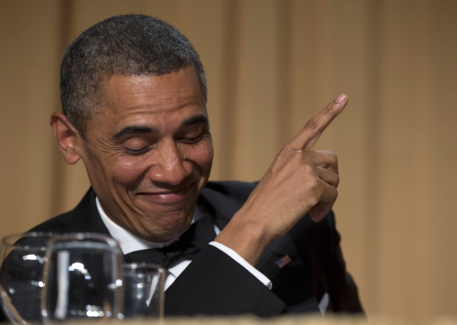 President Barack Obama ackowledges late-night television host and comedian Conan O’Brien during the White House Correspondents’ Association Dinner at the Washington Hilton Hotel in Washington on Saturday.   AP-Yonhap News