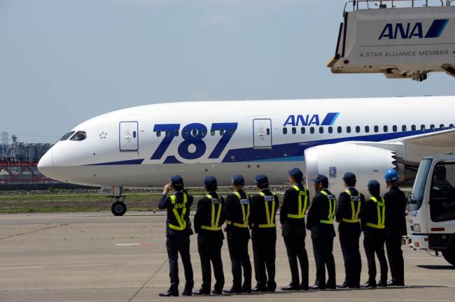 All Nippon Airways workers welcome a Boeing 787 after its test flight at the Haneda International airport in Tokyo on Sunday.   AFP-Yonhap News