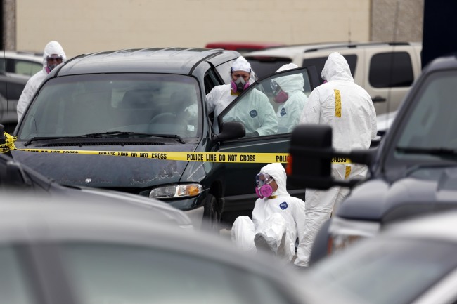 Federal agents inspect the Dodge Grand Caravan driven by Everett Dutschke near the site of a martial arts studio he once operated in Tupelo, Mississippi, April 24 in connection with the investigation into poisoned letters mailed to President Barack Obama and others.   AP-Yonhap News