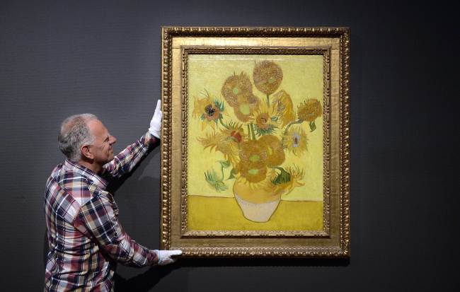 The famous painting “Sunflowers” of Vincent Van Gogh is back at the Van Gogh Museum in Amsterdam, the Netherlands, on Friday. The painting stayed temporarily in the Hermitage due to the renovation of the Van Gogh Museum.    AFP-Yonhap News