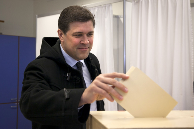 <YONHAP PHOTO-0803> Chairman of the Independence Party Bjarni Benediktsson casts his ballot Saturday April 27, 2013, as Icelanders vote in a General Election. According to polls the parliamentary election could return to power the center-right parties that led the country into economic collapse five-years ago, "The government that many people thought was cleaning up the mess is getting severely punished for the last four years," said political analyst Egill Helgason. (AP Photo/Brynjar Gauti)/2013-04-27 20:21:18/ <저작권자 ⓒ 1980-2013 ㈜연합뉴스. 무단 전재 재배포 금지.>
Chairman of the Independence Party Bjarni Benediktsson casts his ballot.   AP-Yonhap News