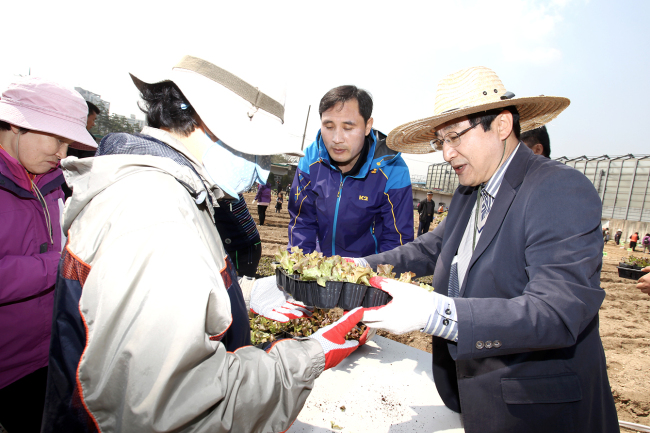 도봉구는 친환경 도시텃밭 중 서울에서 최대규모(4만 2954㎡)인 영농체험장을 개장, 주민을 비롯 학생들에게 분양했다.