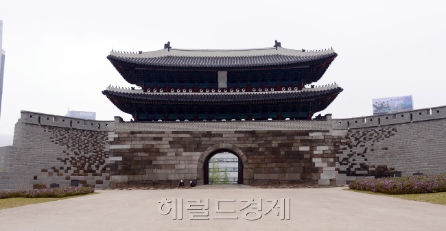화재로 인한 5년3개월에 걸친 숭례문 복구 사업이 끝나고 다음달 4일 '숭례문, 문화의 새문이 열리다'라는 슬로건과 '상생'이라는 주제 아래 기념식을 준비하고 있는 숭례문이 29일 오전 봄비를 맞으며 모습을 당당히 드러내고 있다. 박해묵 기자/mook@heraldcorp.com