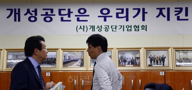 개성공단 출입제한 27일째 조업중단 21일째인 29일 오전 개성공단 관계업체 대표 (화인레나운 박윤규 대표)가 개성공단기업협회 사무실을 찾아 관계자들과 사태에 대해 이야기를 나누고 있다. 박해묵 기자/mook@heraldcorp.com
개성공단이 사실상 폐쇄되면서 입주기업들이 고사 위기로 내몰리고 있다. 정부가 대책 마련에 나섰지만 업체들은 “빠른 정상화만이 유일한 해결책”이라고 호소하고 있다. 서울 무교동 개성공단입주기업협회 사무실에서 29일 관계자들이 심각한 표정으로 대책을 숙의하고 있다.　 박해묵 기자/mook@heraldcorp.com