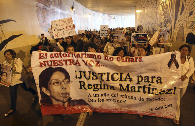<YONHAP PHOTO-0042> Journalists march together during a protest to demand justice in the Regina Martinez case, a journalist killed a year ago and an end to more recent attacks on the press in Veracruz, Mexico, Sunday April 28, 2013. Journalists in several states organized a demonstration on Sunday to mark the first anniversary of the murder of Regina Martinez, a correspondent of the magazine Proceso. Attacks have become so common that many Mexican news media have announced they will no longer cover stories related to drug cartels.The issue has become so serious that Mexico's congress passed a bill this month that would allow journalists to request that federal prosecutors and federal judges investigate attacks on them, and would make federal intervention mandatory in some cases. It has been sent to the president for his signature.(AP Photo/Felix Marquez)/2013-04-29 05:49:53/ <저작권자 ⓒ 1980-2013 ㈜연합뉴스. 무단 전재 재배포 금지.>
Journalists march together during a protest to demand justice for Regina Martinez, a journalist killed a year ago, and an end to recent attacks on the press in Veracruz, Mexico, Sunday.   AP-Yonhap News
