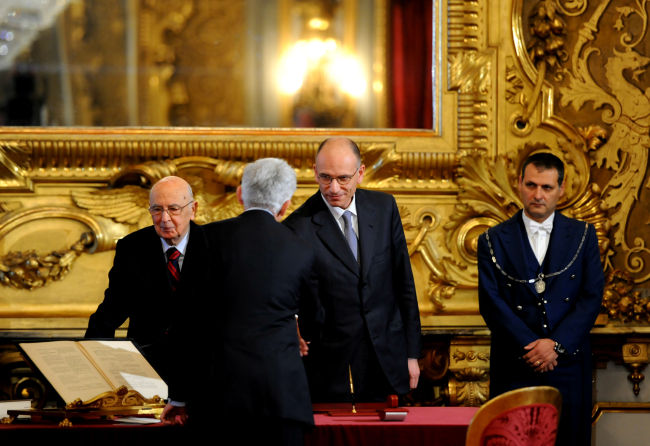 Italian Prime Minister Enrico Letta (right) shakes hands with a new cabinet member at the swearing-in ceremony in Rome on Sunday.   Xinhua-Yonhap News