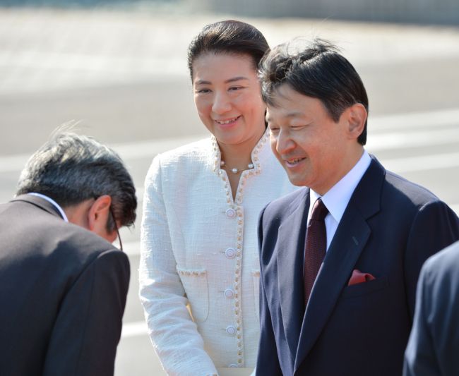 Japanese Crown Prince Naruhito (right) and Crown Princess Masako receive a sendoff by a well-wisher before boarding their flight at Tokyo’s Haneda airport on Sunday.   AFP-Yonhap News