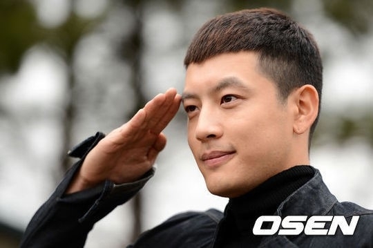 세븐(최동욱/가수)
세븐의 소속사 YG엔터테인먼트는 지난 28일 “세븐은 최근 신청한 보직 변경이 받아들여져 국방부 홍보지원대 ‘연예 병사’로 복무하게 됐다”고 밝혔다.
