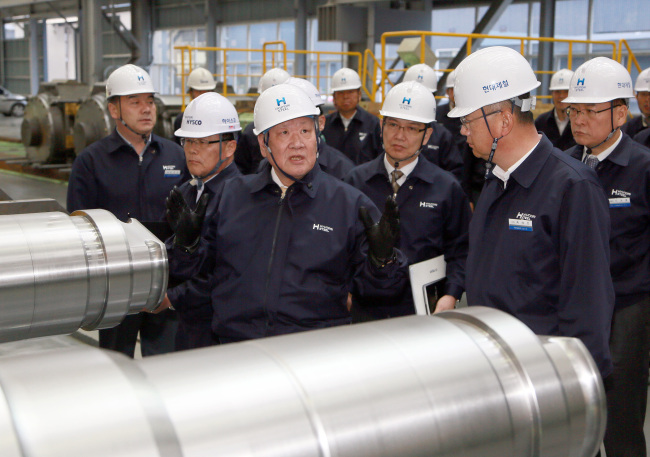 In this file photo, Hyundai Motor Group chairman Chung Mong-koo (center) talks with company officials at the Dangjin plant of Hyundai Steel in South Chungcheong Province.   Hyundai Motor Group